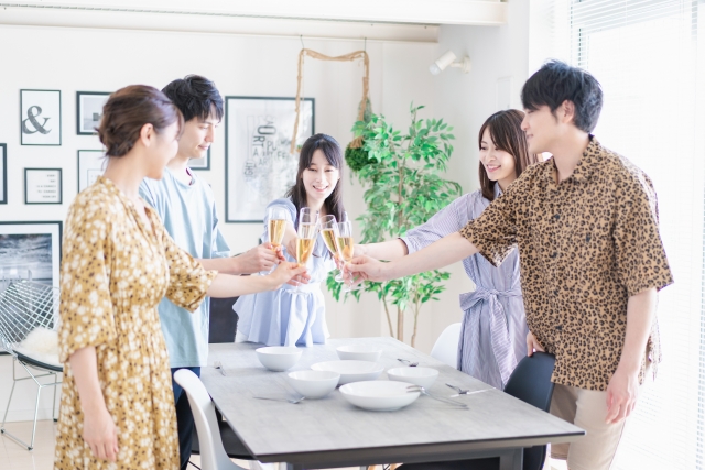 にぎわう飲食店
