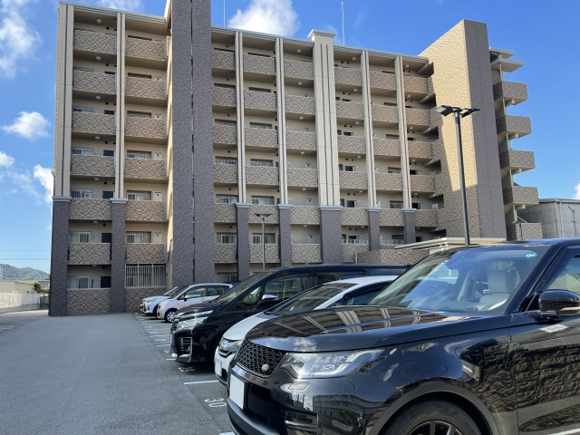 マンションに駐車している車