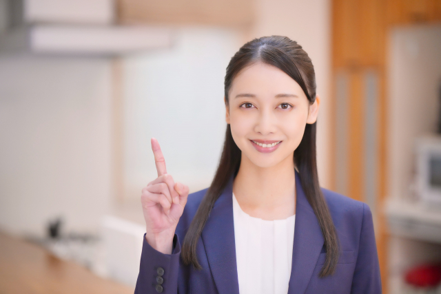 指を立てて説明をする営業マン
