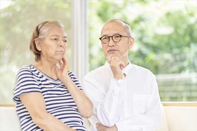 悩む売主老夫婦