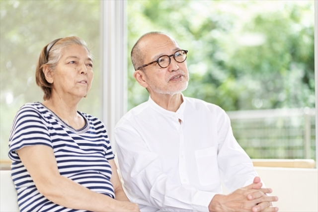 悩む売主老夫婦
