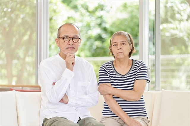 考え込む老夫婦